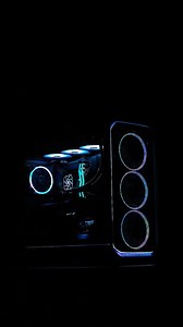 Outstanding aesthetics with powerful airflow and subtle RGB accents come together. ✨ The AFTERSHOCK Halo, built on the Fractal Design Meshify 3 XL, this system delivers a clean aggressive look with refined lighting that elevates the setup while keeping performance cool and consistent 🔥💨🌈 The Meshify 3 XL is defined by its iconic angular mesh front panel 🖤 featuring a geometric design engineered to maximise airflow without sacrificing style. Complemented by tasteful RGB accents that add chara