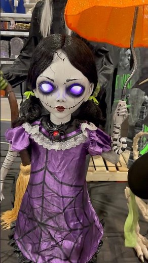 😱 CREEPY Girl With an Umbrella! ☂️ | Lowe’s Halloween 2026