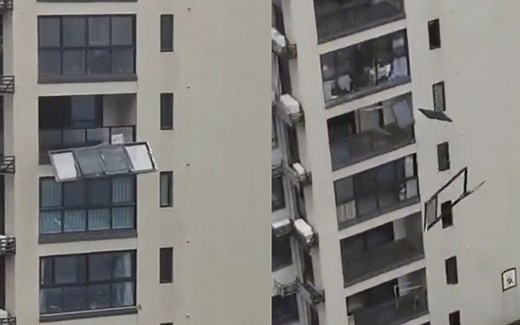 高楼窗户被台风吹得晃动翘起，下一秒整个垮掉坠落碎一地