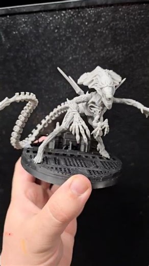 Xenomorph Queen?! Freaking Awesome! #warhammer40k #miniaturepainter #miniature #dnd #aliens
