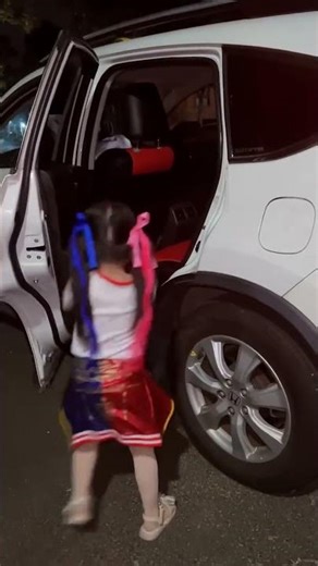 小哈莉·奎茵忍受着痛苦，跑了很长一段路才尖叫起来#kidd #funny #cosplay