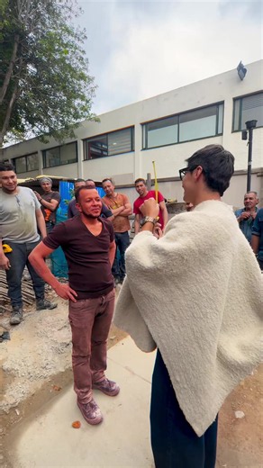El que le atine gana — juego de adivinanza con constructores y obreros