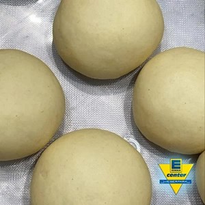 Für den perfekten Start ins neue Jahr findest du bei uns frische gebackene und super fluffige Berliner😋 Von uns in Handarbeit ausgebacken, mit Liebe für dich gefüllt und anschließend mit Zucker bestäubt😍 | EDEKA center Weserpark