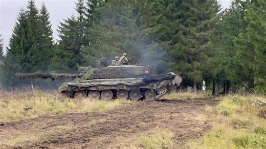 Weekend video, just a short one....Royal Tank Regiment Chally 2 exhaust action in Estonia .... | Tankers