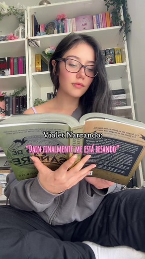 Beso entre Xaden y Violet en Alas de Sangre: Capítulo Especial