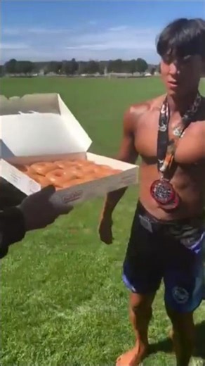 Bodybuilder Finally Eats a Donut 🍩💪(_@kyuvin)
