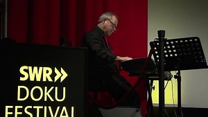 Bei uns geht gerade die Welt unter. Gewitter, Platzregen, Sturm… deshalb für alle, denen es gerade ähnlich geht ein bisschen Summertime 🌞 den Song habe ich mit @Frieder Berlin bei der Verleihung des Deutschen Dokumentarfilmpreis gesungen… trotz 🌧️ Euch allen ein schönes Wochenende 🫶🫶 bis morgen zu SWR Aktuell | TV Moderatorin Tatjana Geßler