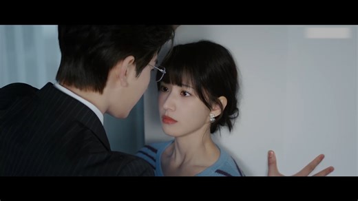 💖 Their eyes meet, and he can no longer hold back—the domineering CEO kisses Cinderella affectionately 💋|💖眼神交錯，他再也忍不住——霸總深情吻上灰姑娘💋 #QueenofDarkness #FangJin #YanZixian #cdrama #fyp #love #黑夜中的她 #方瑾 #严子贤 | 追番热血少年