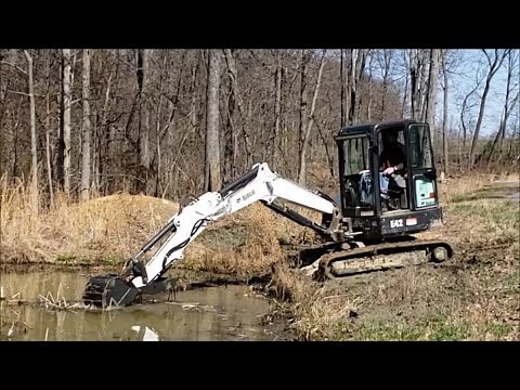 Cleaning pond sludge & weeds-Bobcat mini excavator (Bobcat e42)