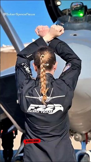 Female Crew Working on the F-22 #f22raptor
