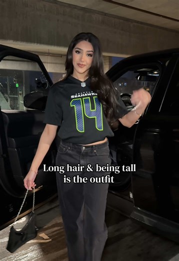 Tall Girl Outfit Inspiration for Seahawk Fans
