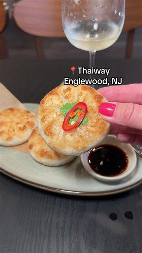 📍Thaiway (24 N Dean St, Englewood, NJ 07631). If you’re craving AUTHENTIC Thai cuisine in Englewood, add Thaiway to your list! 🇹🇭 Born and raised in Bangkok, owner Vichaya (Vic) grew up surrounded by cherished family recipes passed down from his grandmother to his mother, and eventually to him. He created Thaiway to bring those genuine Thai flavors and family traditions to the U.S. ❤️ And you can really taste that passion in the food! 🍽️ Everything we tried: 🥟 Chive Dumplings 🔥 Thai Fish C