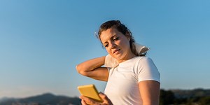 Las sandalias Skechers de 46€ que utilizan las mujeres que salen a caminar todos los días y son tan cómodas como unas zapatillas