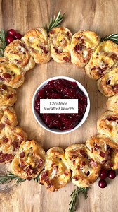 Christmas Breakfast Wreath ✨ Ingredients • 1 sheet puff pastry, thawed • 6 slices bacon, chopped • 4 large eggs, beaten • 1 cup shredded Gruyère cheese • 1 tbsp bacon grease • Flour (for rolling) • 1 egg, beaten (for egg wash) • Fresh rosemary and cranberries (for garnish) • Cranberry sauce or maple Dijon mustard (for serving) Instructions 1. Cook Bacon & Eggs: Cook bacon until crispy, remove from the pan, and reserve 1 tbsp grease. Lower the heat and lightly scramble eggs in the bacon grease, t