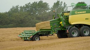 Kennt ihr schon den Ballensammelwagen KRONE BaleCollect? 👈 Do you already know KRONE's bale accumulator BaleCollect? 👈 🇬🇧️ www.youtube.com/watch?v=Q2JoEpAQj04 🇫🇷️ www.youtube.com/watch?v=I73Lhb1gb5Q 🇷🇺️ www.youtube.com/watch?v=r5NMsJtISYU 🇩🇪️ www.youtube.com/watch?v=1Tb5Q3icGZA | KRONE Agriculture