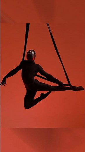 🇺🇦 Model poses for photoshoot📸 aerial gymnastics. Model Volodymyr