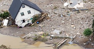 Uitzonderlijke beelden tonen hoe dorpje van 660 zielen in Duitse Eifel totaal verwoest is door overstroming: 50 tot 70 mensen vermist in rampgebied