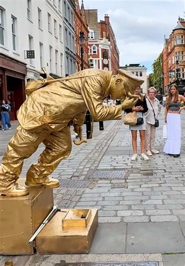 Valentine the Statue: A Unique London Street Performance