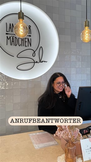 Langhaarmädchen Salon München on Instagram: "Manchmal sind wir mitten im Salonalltag ✨ Wenn wir nicht direkt ans Telefon gehen können, sprich uns gerne auf die Mailbox. Wir hören jede Nachricht ab und melden uns zuverlässig zurück – sobald wir Zeit haben 🤍 #langhaarmaedchensalon #salonalltag #kundenservice #friseursalon #wirrufenzurueck"