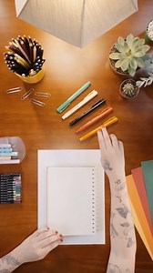 Vai estudar datas e acontecimentos importantes? Vem aqui que de História a gente entende. Se liga nas dicas:​ Grife palavras-chave​ Use cores para diferenciar acontecimentos​ Crie notas coloridas​ E, claro, desenhe muuuito!​ A gente descomplica tudinho aqui pra você. Dá o play! | Faber-Castell