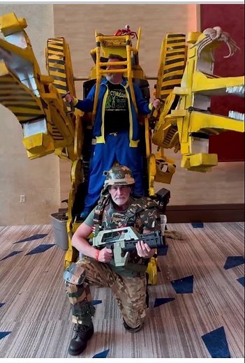 Fallout Vault Dweller meets an Aliens Colonial Marine at Spooky Empire.