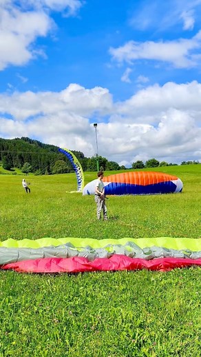 Trotz meist grauem Himmel sah man beim Grundkurs dieser Woche Sonne in den Gesichtern. ☀️😎 15 Flugneugierige sind zu 15 Erstfliegern mit bestandenem Grundkurs geworden. Herzlichen Glückwunsch an euch! 🎉🥂 Die nächsten (Höhen)Abenteuer können kommen und wir freuen uns darauf, sie mit euch zu bestreiten ⛰️🪂 #paragliding #allgäu #fliegenlernen #flugschule #gleitschirm #fliegen #gleitschirmfliegen #nurfliegenistschöner | 1. DAeC Gleitschirmschule