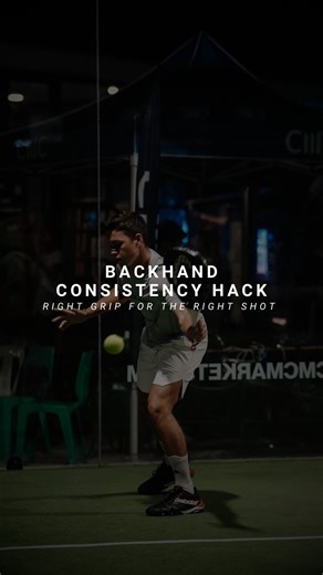 Struggling with backhand control ? Fix your grip with this hack 🎾 Before the glass ✔️ Stable eastern backhand grip ✔️ Racket face flat on contact ✔️ Short, compact preparation with follow through Off the glass ✔️ Stable continental grip ✔️ Racket face slightly open ✔️ Short, compact preparation for the rebound ⁠ The right grip = cleaner contact, better control, fewer errors. ⁠ Master the backhand before and after the glass and your whole defensive game levels up. ⁠ #PadelBackhand #PadelWallPlay