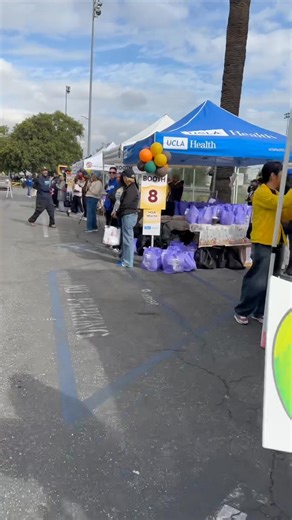 The legendary Shawn Stockman from Boyz II Men helped the Dodgers and other foundations give out turkeys and more Thanksgiving goods recently to families in need in Los Angeles. We had the chance to catch up with him! 🙏 | Dodgers Nation