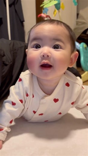 ママのとなりでスフィンクスポーズ🐶ここがいちばん居心地いいんです☺️ #赤ちゃん #成長記録 #baby #ぴのちゃん #育児記録 #生後6ヶ月