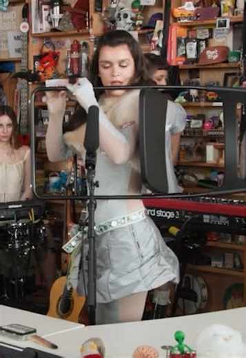 What's next, a table trumpet? 😅 Don't let the makeshift device fool you, though; Spanish multi-instrumentalist Amaia's skills — be it on the flute, piano, harp or singing — are no joke. (📹 via @npr_music, @amaia) #chair #flute #tinydesk #innovative #lol