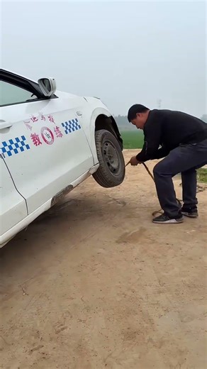 After The Car Rolls Over, The Old Driver Teaches You How To Save Yourself