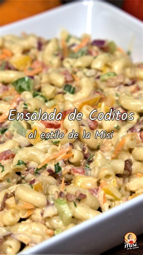 Ensalada de Coditos al estilo de la Misi 🥗 | Elbow Pasta Salad ¡Fresca, colorida y llena de sabor! Esta ensalada de coditos es perfecta para cualquier ocasión. Combina pasta, vegetales frescos, tocineta canadiense y un delicioso aderezo casero de miel y mostaza que te encantará. Ingredientes / Ingredients: 4 tazas de agua / 4 cups water 1 taza de coditos / 1 cup elbows 1 cdta de sal / 1 tsp salt ¼ taza de cebolla morada / ¼ cup red onion ½ taza de pimientos / ½ cup bell peppers 3 cdas de apio /