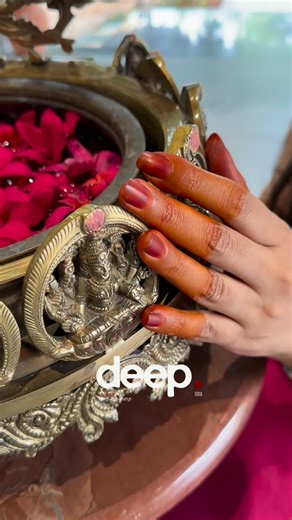 💕 Deep Soul: Where souls meet, love turns to gold — Shas Jewellers, crafting eternity untold This bangle got a stunning design with emerald-green stones shaped like flowers, set in a bangle setting. The stones are separated by sparkly stone accents, adding major bling to the look! | Shasjewellery