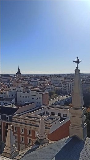 Na krovu kraljevske katedrale, Madrid, Španija