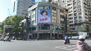 「高雄贏」看板畫的是誰？ 競選看板大走漫畫風 本尊竟是「她」