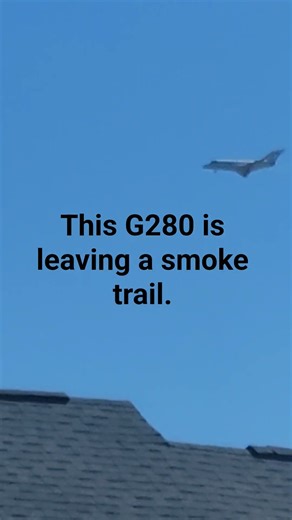 Gulfstream G280 leaving trail of white smoke and super fast approach. #gulfstream