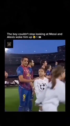 The boy couldn't stop looking at Messi and Alexis woke him up 🥶🥶