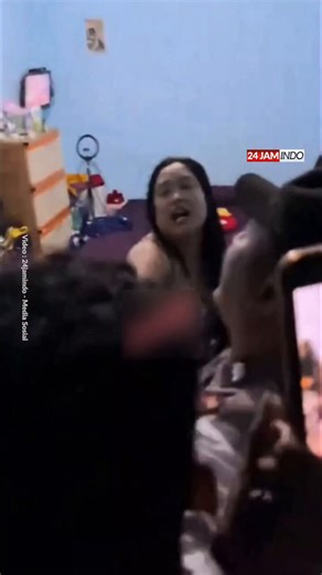Seorang wanita yg sudah rapi dengan baju dinasnya di Rembang, ketauan selingkuh & langsung digeruduk.Meski sudah ketangkep basah, ybs masih ngotot memberikan perlawanan dgn tidak mengakuinya.