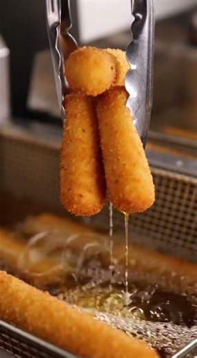 “Golden Cheese Pull: Deep-Fried Mozzarella Perfection 🧀🔥”