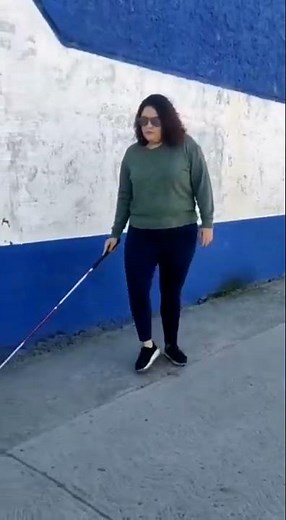 Blindness simulation, walking with a white cane. Simulación de ceguera, caminando con bastón blanco