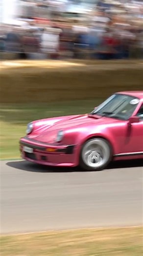Turbocharged brutality off the line 🚀🔥. Watch the Porsche 930 TAG Turbo by Lanzante explode away from the Goodwood #FOS start line, unleashing #F1-derived power thanks to its 1.5-litre V6 twin turbo engine for one unforgettable launch! #Lanzante #Porsche911 | Goodwood Festival of Speed