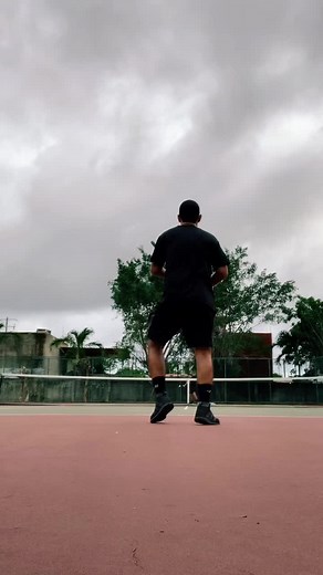 Pegando un poco con la cuerda evolution de Kirschbaum, encordada a 50lbs 🎾🇲🇽🔥 🍒 #tennis #strings #tiktok #reels #irvingstringsmx #mexico #ezone #yonex #kyrgios #yonexezone #kirschbaum #kirschbaummexico