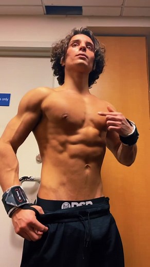 Nothin better than taking off that hoodie with a pump! #pump #gymguys #abs #muscles #guys #fitguys What’s your favorite body part to hit? Comment !