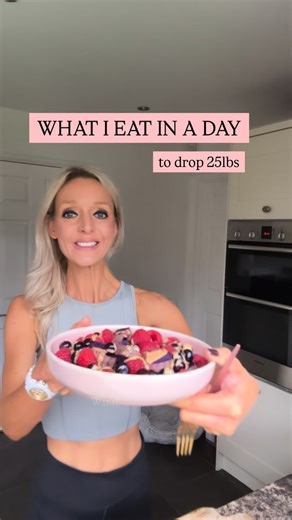 Carly Smith | Plant-Based Nutritionist 🌱 on Instagram: "WHAT I EAT IN A DAY 🌱 — NON-NEGOTIABLES FOR WEIGHT LOSS If weight loss feels hard, it’s usually not you… It’s that you’re not eating foods that actually switch hunger OFF. And if there’s ONE non-negotiable food on a weight loss journey — it’s this 👇 🥔 POTATOES Low calorie density = HUGE volume for the calories. They’re deeply satisfying, keep you full for hours, and actually calm hunger hormones. This is the key: 👉 We must fill the sto