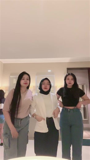 Bunga Azzara (@bungaazzara_)’s videos with bounce i just wanna dance - фрози & joyful