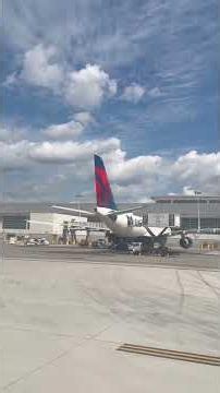 Busy Ramp Action at Detroit Metro Airport! (DTW Plane Spotting) ✈️🏢 #shorts