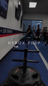 Top Tips for the HYROX Sled Push ⬇️ 1️⃣ Break It Up The sled push is tough on your legs, so break up each length—halves or even thirds work well. Doubles pairs, especially in the pro division, should consider this too. 2️⃣ Get Low Position yourself low when pushing the sled to drive the force forward. If you’re too high, the sled’s back end may tip up. 3️⃣ Get Close Whether using your hands or forearms on the poles, stay close to the weight. This position helps engage your glutes, saving your qu