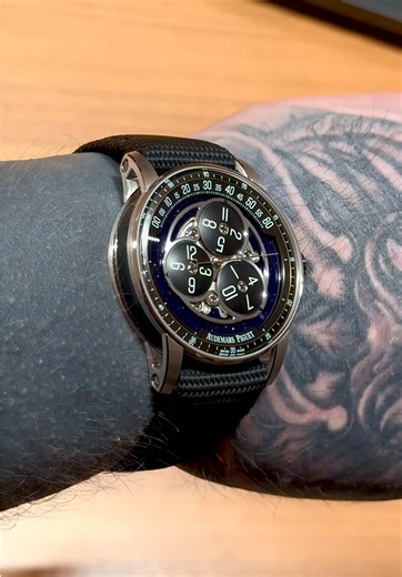 Audemars Piguet Code 11.59 Starwheel The case combines white gold with a black ceramic mid-case, paired with a very sparkly, lively blue aventurine dial. The most interesting part is, of course, the wandering hours “Starwheel”. No traditional hands here — instead, rotating discs glide across the dial. A conversation starter. Classic Code 11.59 details are all present: floating lugs and that beautifully curved sapphire crystal, which I really dig. 41mm case, 10.7mm thick. I love how Code 11.59s f