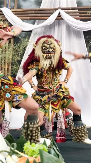 Alila Solo on Instagram: "Our home in Kelurahan Jajar proudly embraced the ‘Gelar Budaya Jajar Festival’, featuring the beautiful tagline ‘Kamentar’, short for ‘Kabudayan Wening Natas Rasa’, which means ‘cultivating purity and depth of feeling through elevated culture’. As part of this vibrant celebration, we joined ‘Sego Gudangan Festival’, a culinary tradition that speaks of simplicity and richness. Sego Gudangan is steamed rice served with an array of boiled vegetables — spinach, long beans, 