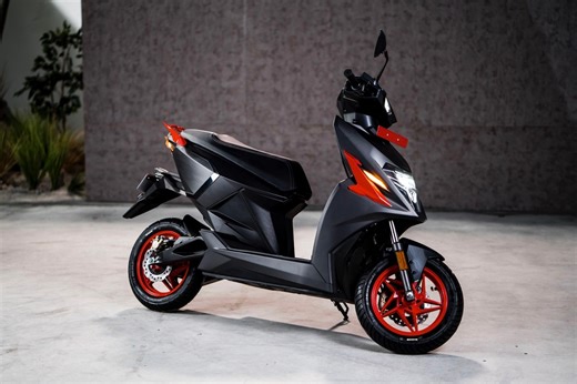 15 reactions | Simple ONE electric scooter from Simple Energy comes with dual batteries, out of which one is fixed and one is portable. The EV comes with a claimed range of 212 kms and can sprint from 0-40 kmph in 2.77 seconds. Here's a quick look at the Ather 450X & Ola S1 Pro rival. | ShiftingGears.in | Facebook